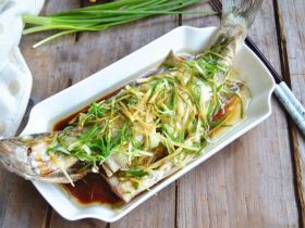 广东传统清蒸鲈鱼的做法和步骤_清蒸鲈鱼汤汁如何调制鲜美