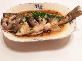 葱油清蒸鲈鱼的做法带图_葱油鲈鱼如何做给孕妇吃