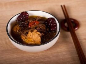 茶树菇炖鸡汤的做法_这么做让味道更浓郁