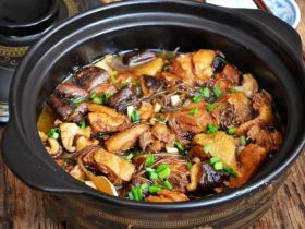正宗菜肴砂锅小鸡炖蘑菇的家常做法【 图解】