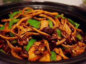 干锅茶树菇五花肉的做法_怎么做好吃不腻又营养健康