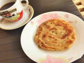 正宗上海葱油饼的简单做法_香咸不可错过的好味道
