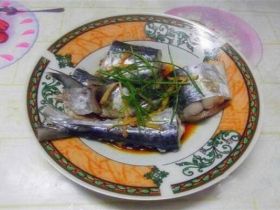 家庭简单清蒸鲅鱼的做法_鲅鱼这样吃才最味美
