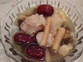 家庭美味党参百合红枣鸡汤的做法_滋阴润燥好味道