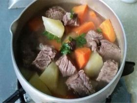 秋日清炖牛肉汤的做法步骤_预防干燥美容汤