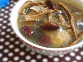 茶树菇骨头养生汤的做法及图解_汤浓郁味鲜美