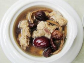 家常干茶树菇排骨汤的做法_食疗保康良方