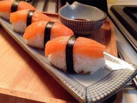 日式三文鱼寿司的懒人做法_水中珍品一定要吃对