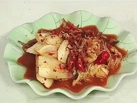 自制腌制辣白菜的简易速成做法_餐桌上的开胃精灵