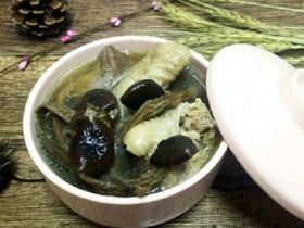 农家菜茶树菇炖鸡汤的做法_冬季养生汤品带给你滋润和温暖