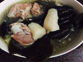 排骨山药海带汤的家常做法_冬季补钙暖胃养生汤