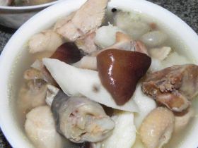 香菇炖鸡补汤的家常做法_香菇炖鸡汤如何简单制作