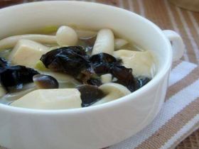 菌菇豆腐汤的家常做法_鲜美爽滑的王牌素菜