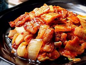 正宗韩式泡菜炒五花肉的做法_入口热辣肥而不腻