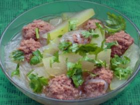 冬瓜羊肉丸子汤的家常做法_驱寒暖胃冬季进补好汤品
