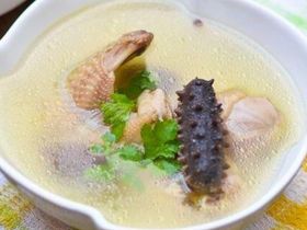 粤菜海参煲鸡汤的做法_海中珍品与滋补鸡肉的鲜香组合