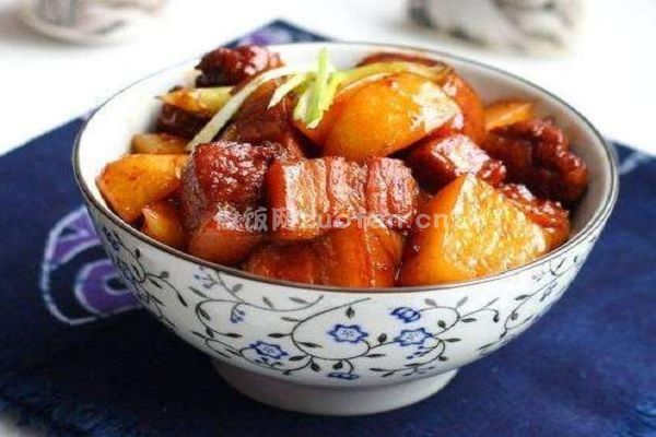 重庆地道土豆红烧肉的懒人做法_油而不腻制作简单