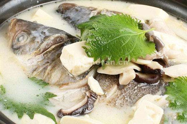 鱼头豆腐汤的家常做法_鱼头豆腐汤怎么做好吃不腥【图解步骤】