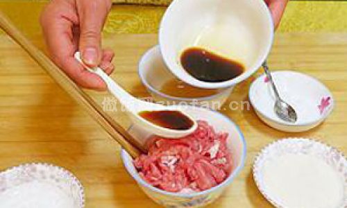 川式青椒炒肉丝步骤图1