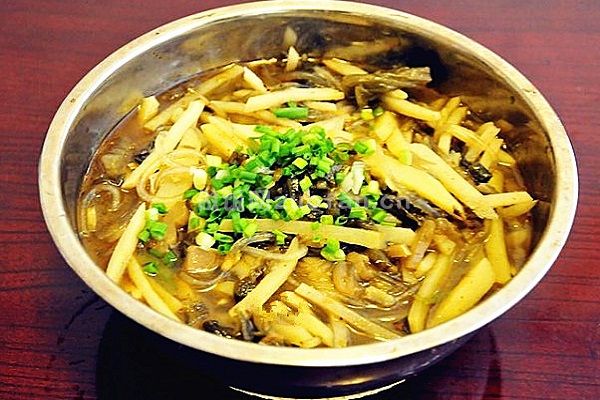 酸菜土豆粉条的做法配方_东北地道酸菜炖土豆粉条