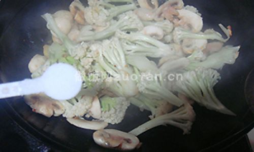 蘑菇花菜炒肉步骤图4