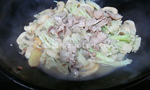 蘑菇花菜炒肉步骤图6