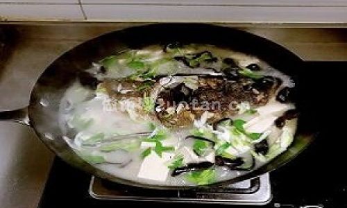 清炖鱼头豆腐汤步骤图4