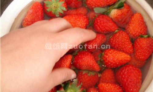 自制草莓冰糖葫芦步骤图1