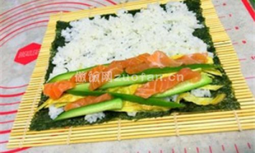 三文鱼紫菜包饭步骤图5