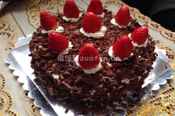 美味巧克力生日蛋糕的简单做法_怎么做松软有弹性