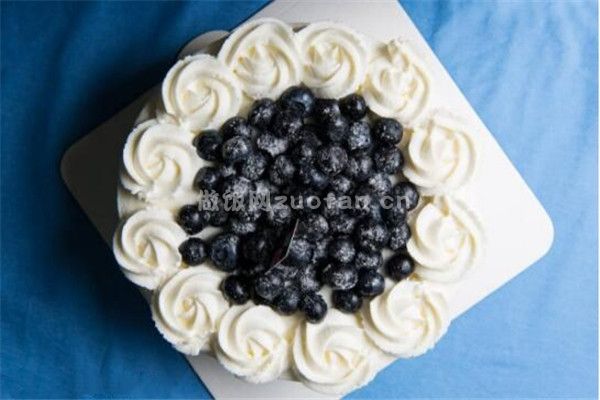 蓝莓奶油蛋糕的详细做法_简单的奶油蛋糕裱花流程