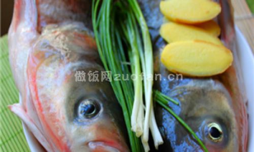 砂锅豆腐炖鱼步骤图1