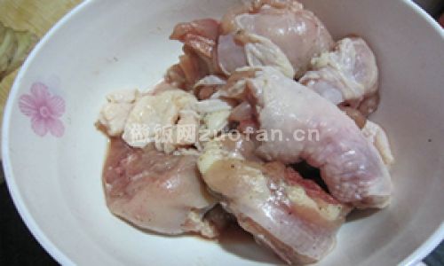 砂锅炖鸡腿步骤图1