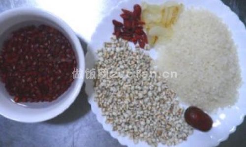 红豆薏米百合粥步骤图1