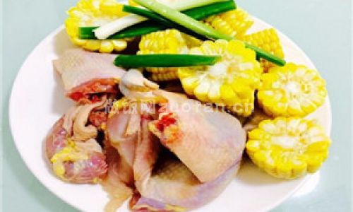 玉米香菇炖鸡汤步骤图1