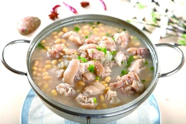 高压锅黄豆炖猪蹄汤的做法_冬日里的滋补神汤