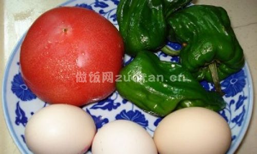 青椒西红柿炒蛋步骤图1