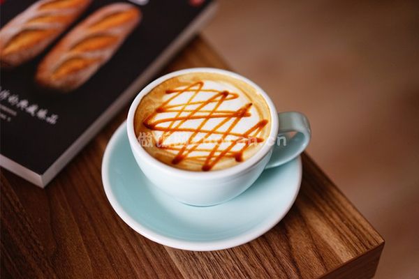 咖啡机制作焦糖玛奇朵的做法_简易方便朋友圈晒图神奇