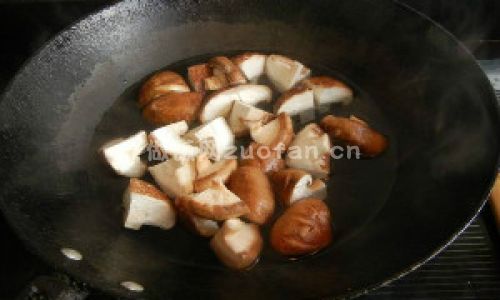 砂锅小鸡炖蘑菇步骤图3