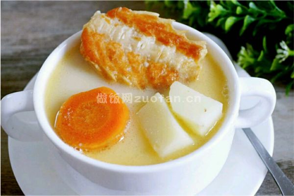 广东三文鱼骨汤的简单做法_快手又美味的一道汤
