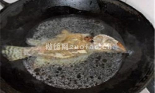 金针荷包桂鱼汤步骤图3