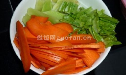 莴笋胡萝卜炒肉片步骤图1