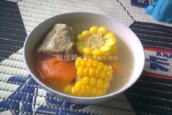 清炖玉米胡萝卜排骨汤的做法_好吃美味又营养
