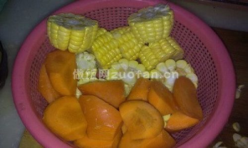 玉米胡萝卜炖排骨汤步骤图2
