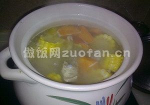 清炖玉米胡萝卜排骨汤的做法_好吃美味又营养