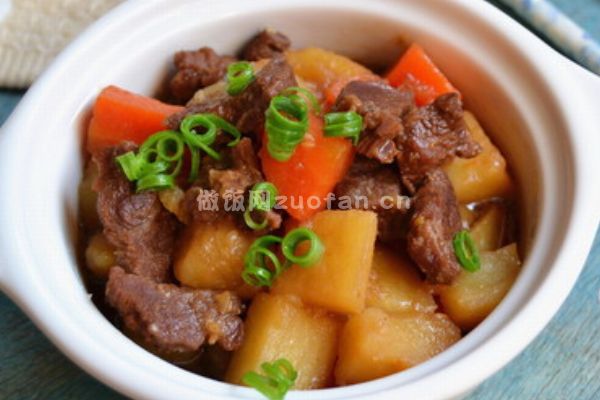 胡萝卜土豆炖牛腩的做法_冬季调养生息的佳品