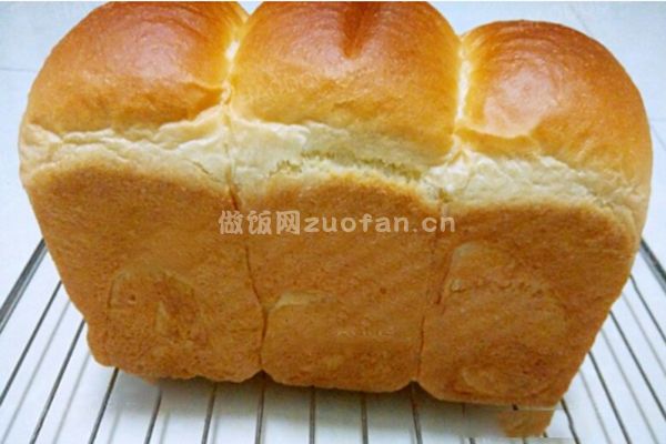 超软牛奶吐司面包的做法_金黄香甜简单易做