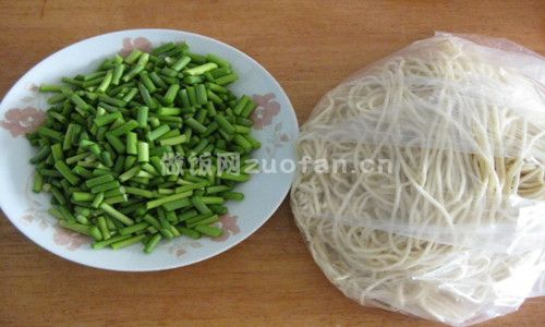 蒜苔肉丝炒面步骤图2