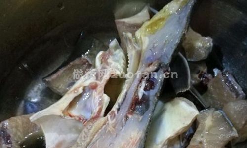 清汤鲟鱼火锅步骤图1