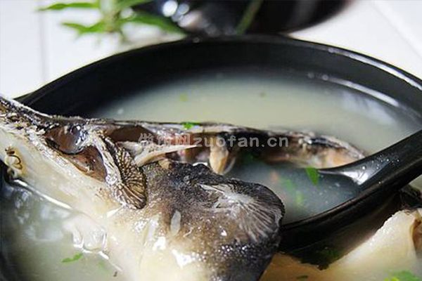 清汤鲟鱼火锅的家庭做法_滋补养颜驱寒佳品
